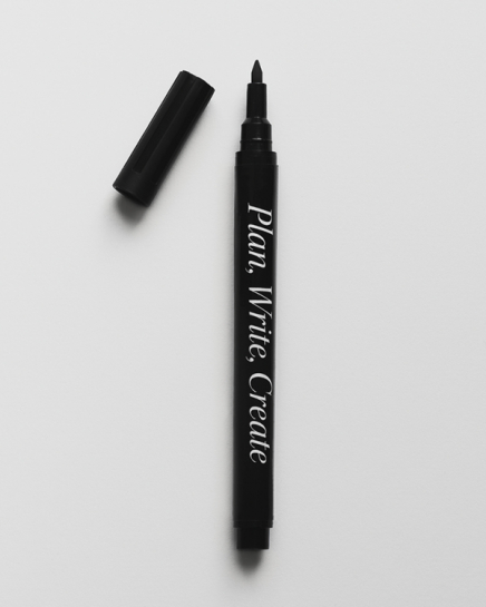 — Een zwarte krijtstift die wordt gebruikt om op plexiglas te schrijven