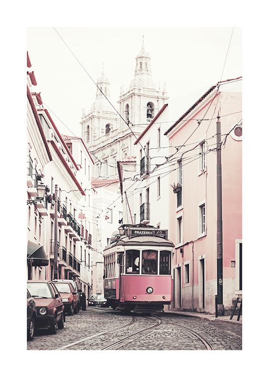  – Foto van roze en witte gebouwen aan weerskanten van een straat met een tram in het midden