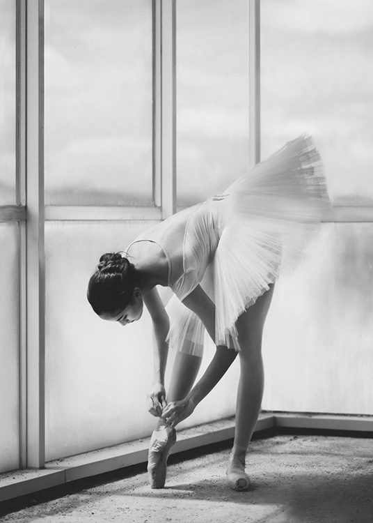 Ballerina Preparation Poster / Zwart wit bij Desenio AB (10695)