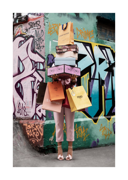  – Foto van een vrouw met schoenendozen en boodschappentassen voor een graffitimuur