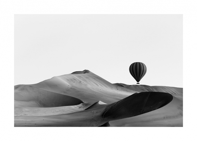 Hot Air Balloon Over Dunes Poster / Natuurmotieven bij Desenio AB (11488)