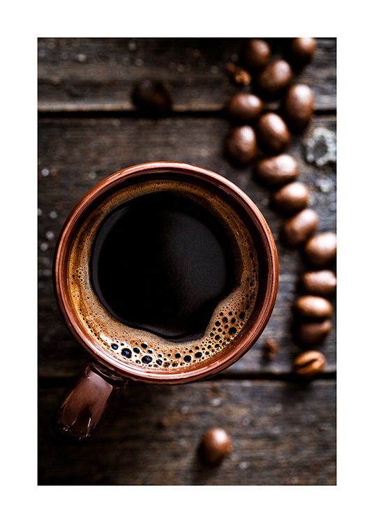 – Foto van bovenaf van een kop koffie op een houten tafel, met koffiebonen ernaast