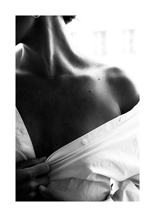  – Zwart wit foto van de ontblote schouder van een vrouw in een wit overhemd