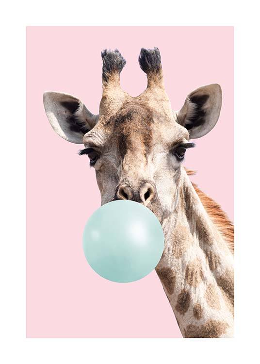  – Dierenposter van een giraf met een blauwe kauwgombal in zijn mond tegen een roze achtergrond