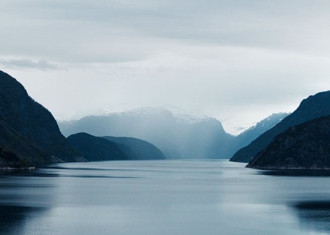 –Foto van een Noorse fjord. 