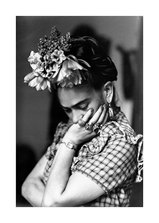 – Zwart wit foto van Frida Kahlo met bloemen in haar haar met haar kin rustend in haar hand