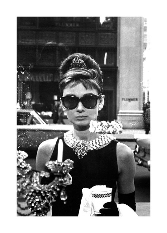  – Zwart wit foto van Audrey Hepburn met zonnebril in Breakfast at Tiffany's