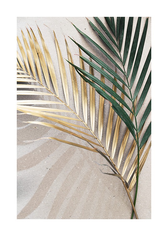  – Foto van twee groene en gouden palmbladeren op een beige stenen achtergrond