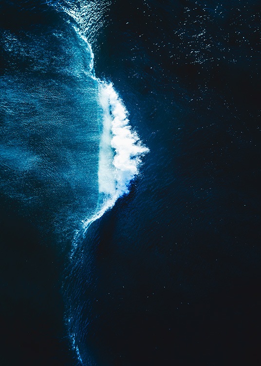 –Foto van de oceaan met in het midden een golf. 