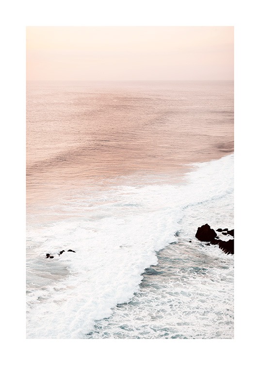  – Foto van golven en een roze oceaan met een lichtroze hemel erboven