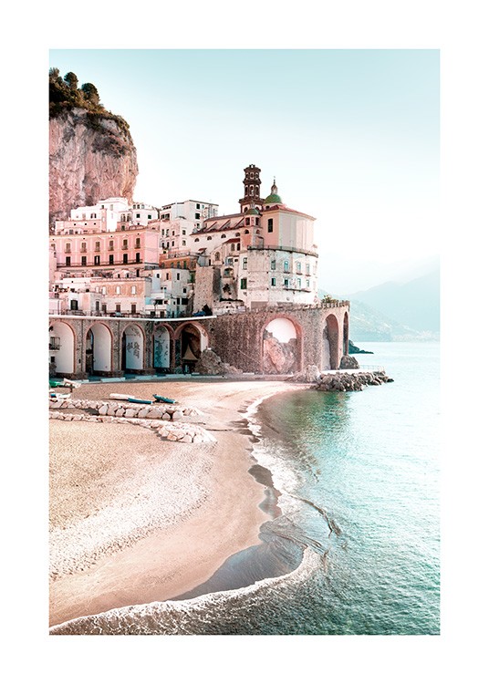  – Stad aan zee en zandstrand aan de kust van Amalfi in Italië