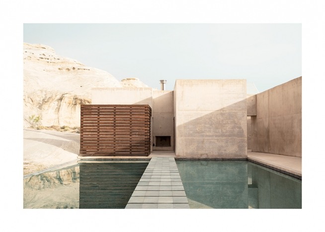 – Foto van beton gebouw met bergen op de achtergrond en zwembad aan de voorkant