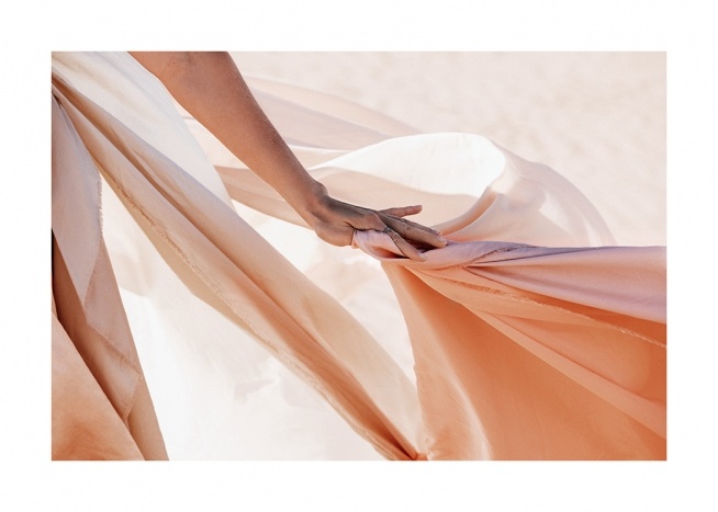  – Foto van doorschijnende perzikkleurige stof, vastgehouden door een vrouwenhand