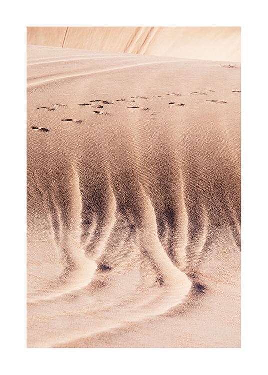  – Foto van woestijnlandschap met zandduinen en voetafdrukken