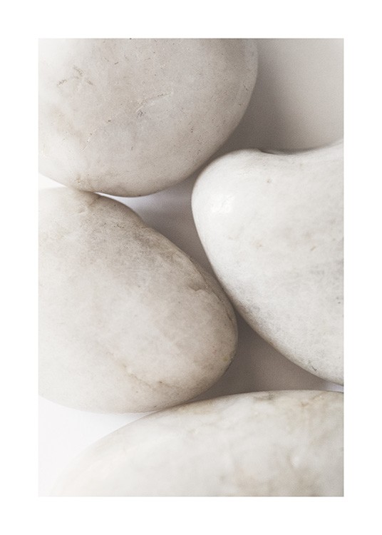 Close-up foto van grote witte stenen die samen op een witte achtergrond liggen