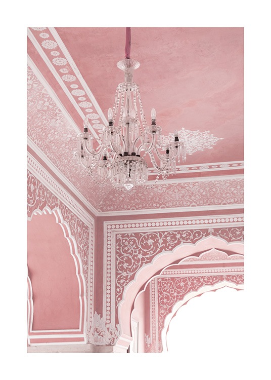 Roze kamer met kroonluchter, bogen en witte accenten