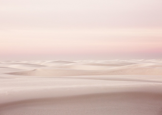 Foto van roze lucht achter witte zandduinen