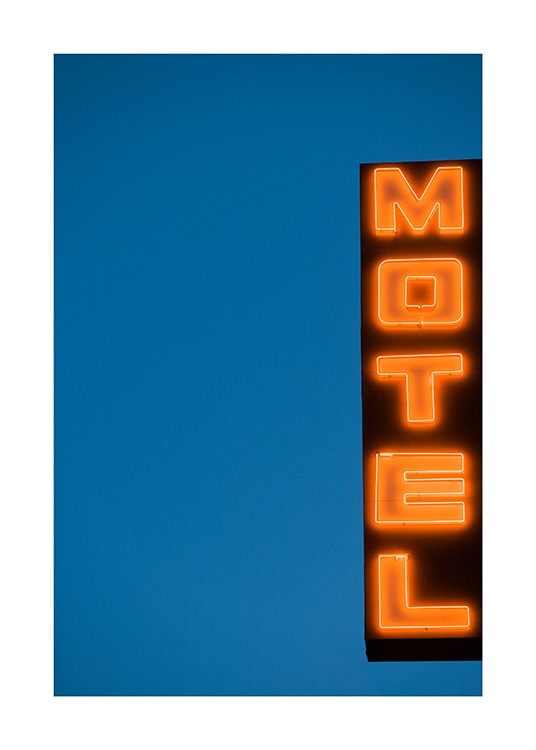  - Foto van bord met neonlampen en de tekst Motel tegen een donkerblauwe achtergrond