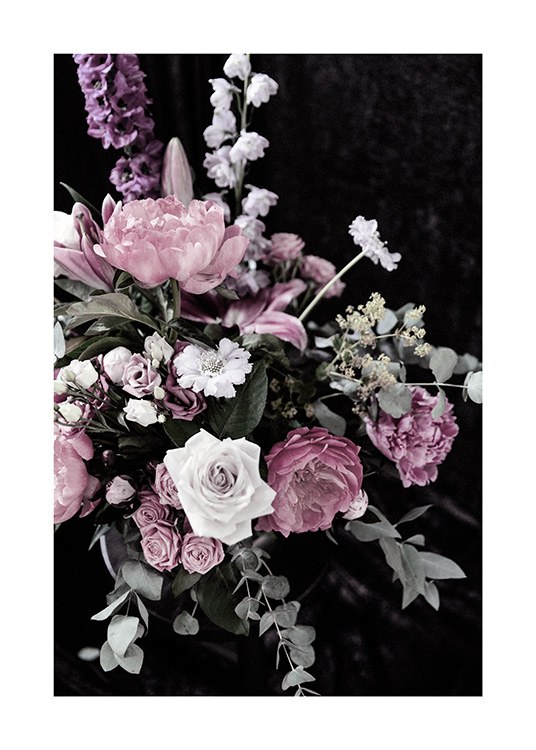 - Boeket met witte, roze en paarse bloemen en groene bladeren met een donkere achtergrond