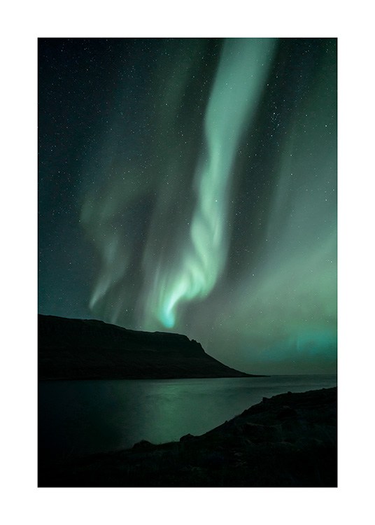  - Foto van groen noorderlicht achter bergen en oceaan in IJsland