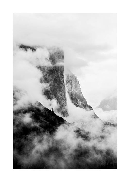  - Zwart-wit foto van in de mist gehulde El Capitan, een rotsformatie in Californië