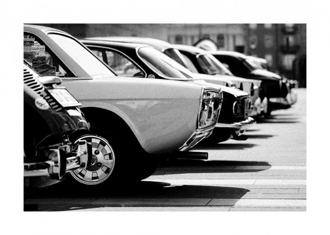  - Zwart-wit foto van een rij retro auto´s op een parkeerplaats