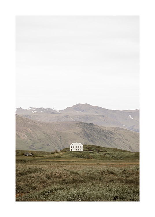  - Foto van landschap op IJsland met eenzaam huis voor bergen