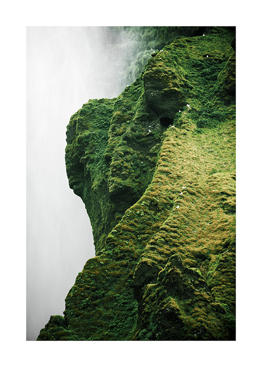  - Foto van de waterval Skogafoss en groene kliffen