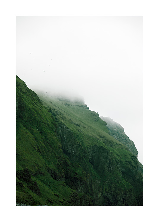  - Foto van een groen mistig landschap op IJsland