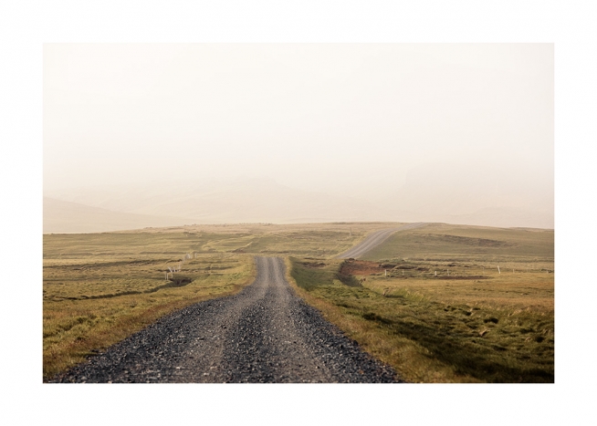  - Foto van IJslands landschap met grindweg en groene weiden