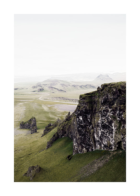  - Foto van groen landschap met rotsachtige bergen en rotsen