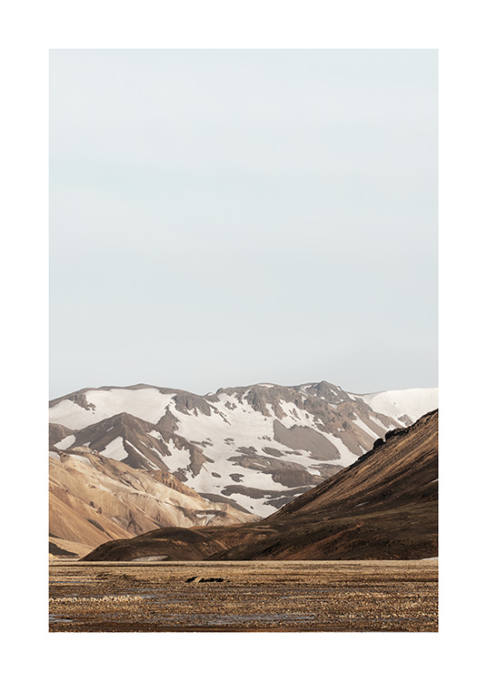 - Foto van besneeuwd berglandschap op IJsland