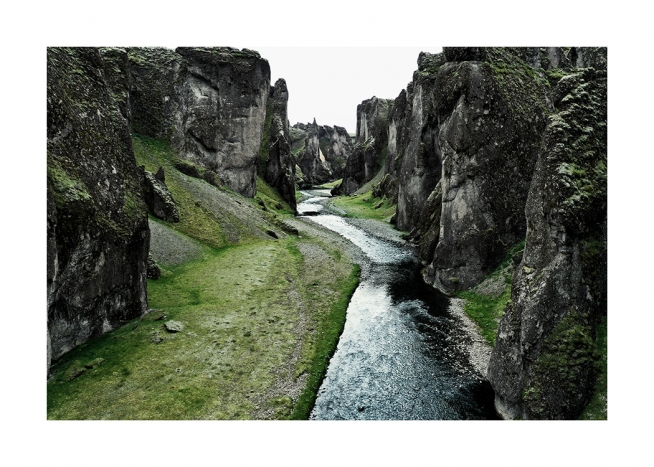  - Foto van Fjadrargljufur Canyon met rivier en groen landschap
