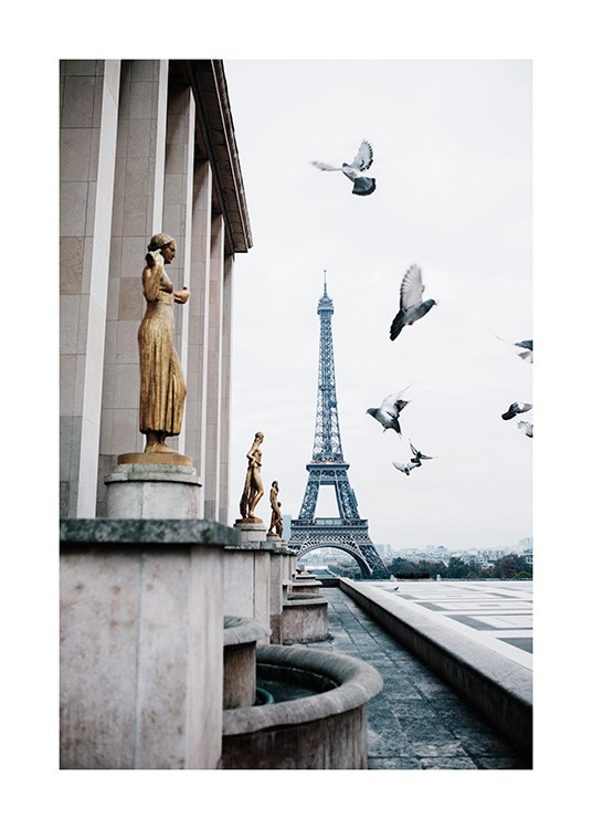  - Foto uit Parijs met de Eiffeltoren achter vliegende duiven en gouden beelden
