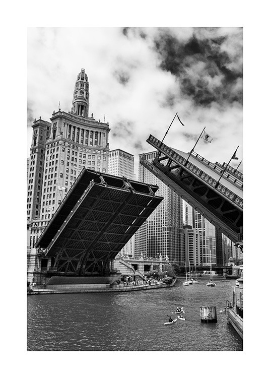  - Zwart-wit foto van de Chicago Bridge die open gaat, met boten op de rivier en gebouwen op de achtergrond