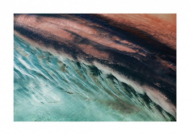  - Foto van een kustlijn met abstracte vormen in verschillende kleuren