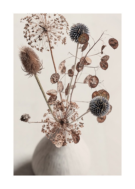  - Botanische poster met foto van een boeket bruine gedroogde bloemen in een beige vaas 