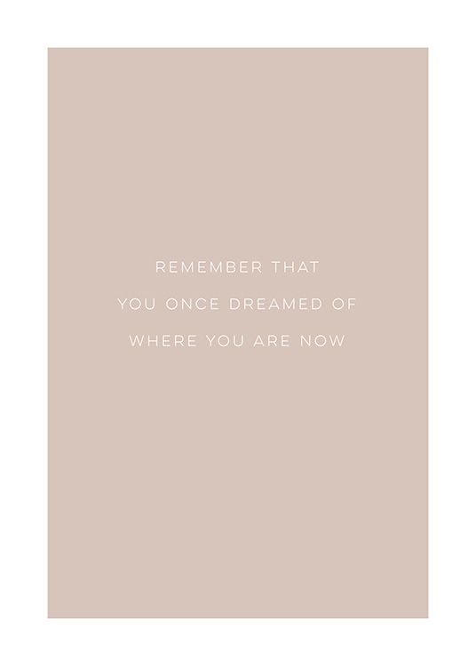  - Poster met inspirerende quote dat je niet moet vergeten wat je al hebt bereikt, met witte tekst op een dusty roze achtergrond