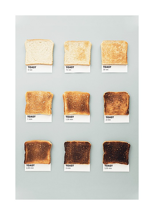  - Gebakken toast met noten eronder op een grijze achtergrond