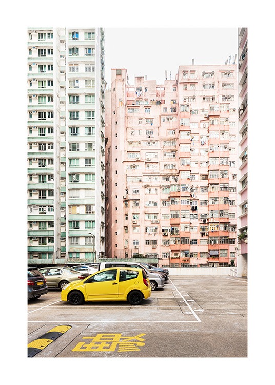  - Foto uit Hong Kong met een gele auto voor pastelkleurige appartementencomplexen in groen en peach
