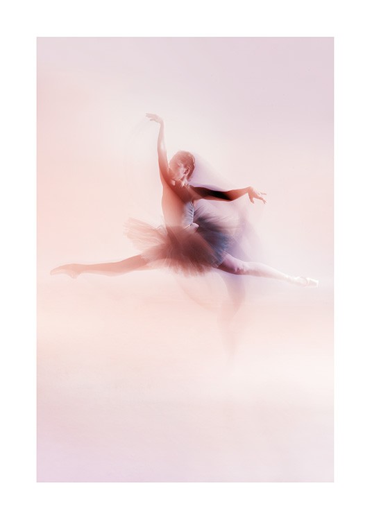  - Foto van een ballerina in roze die in de lucht springt, terwijl ze een tule rok draagt 