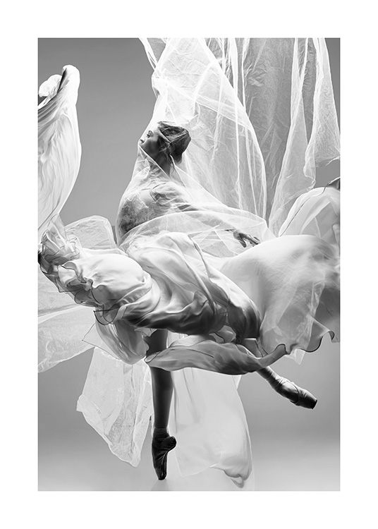  - Foto van een ballerina in witte sierlijke stof met puntige voeten