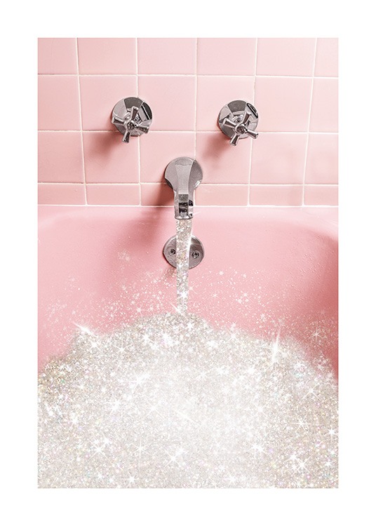  - Roze tegels achter een roze bad gevuld met glitterwater