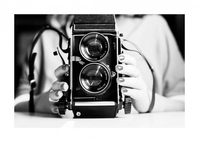  – Zwart-wit foto van een analoge klassieke camera met twee lenzen