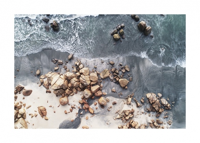 – Foto van bovenaf van de kust met rotsen en keien op het strand