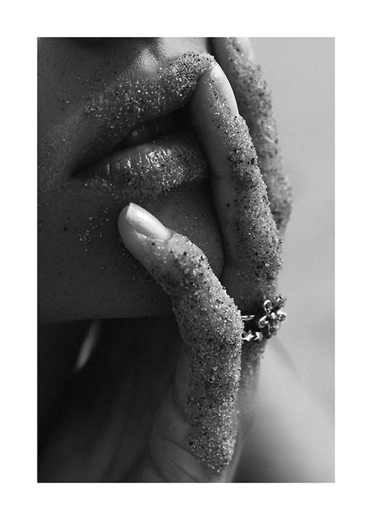  – Close-up zwart-wit foto van een vrouw met zanderige lippen en zanderige vingers