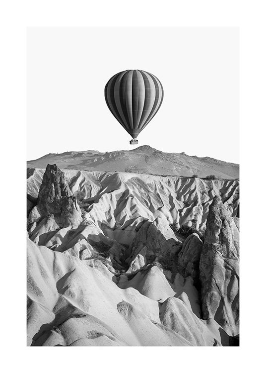  - Zwart-wit foto van een rotsachtig berglandschap en een luchtballon