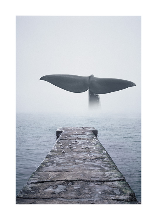  - Foto van walvisstaart in de oceaan en een pier die het water inloopt