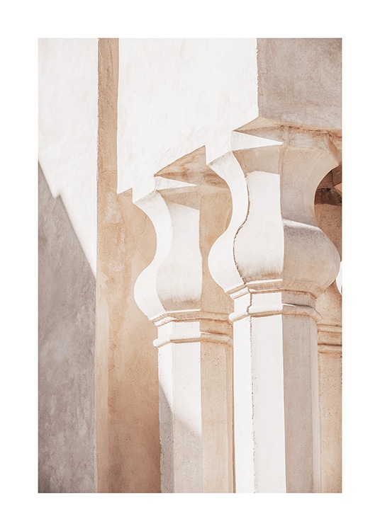  - Foto van twee stenen pilaren in beige voor een beige gebouw