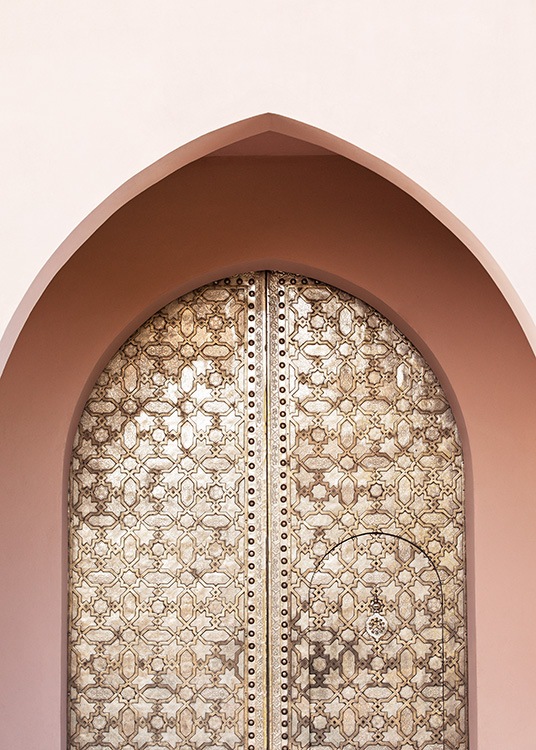 Foto van een roze boog voor een gouden, ovalen deur